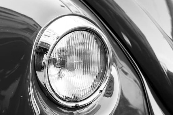 In che modo la regolazione dei fari può influenzare la visibilità durante la guida notturna in un'area montuosa?